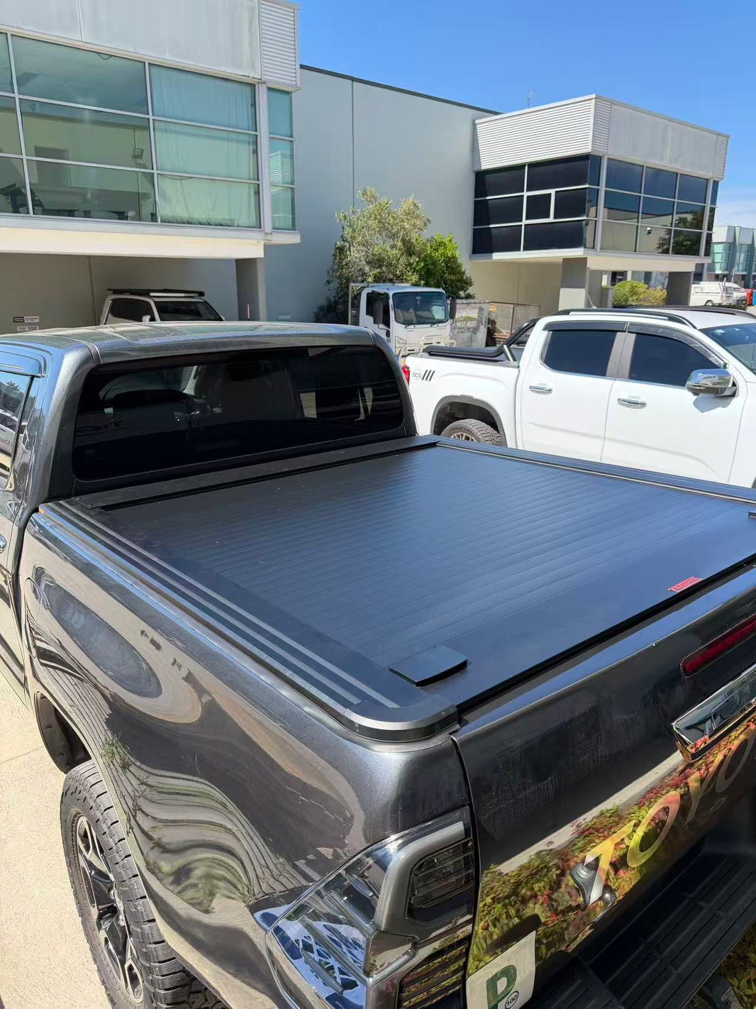 Dual Lock Manual Roller Shutter Tonneau Cover — To Suit Toyota Hilux 2026+ | Aluminium Retractable Ute Tub Cover