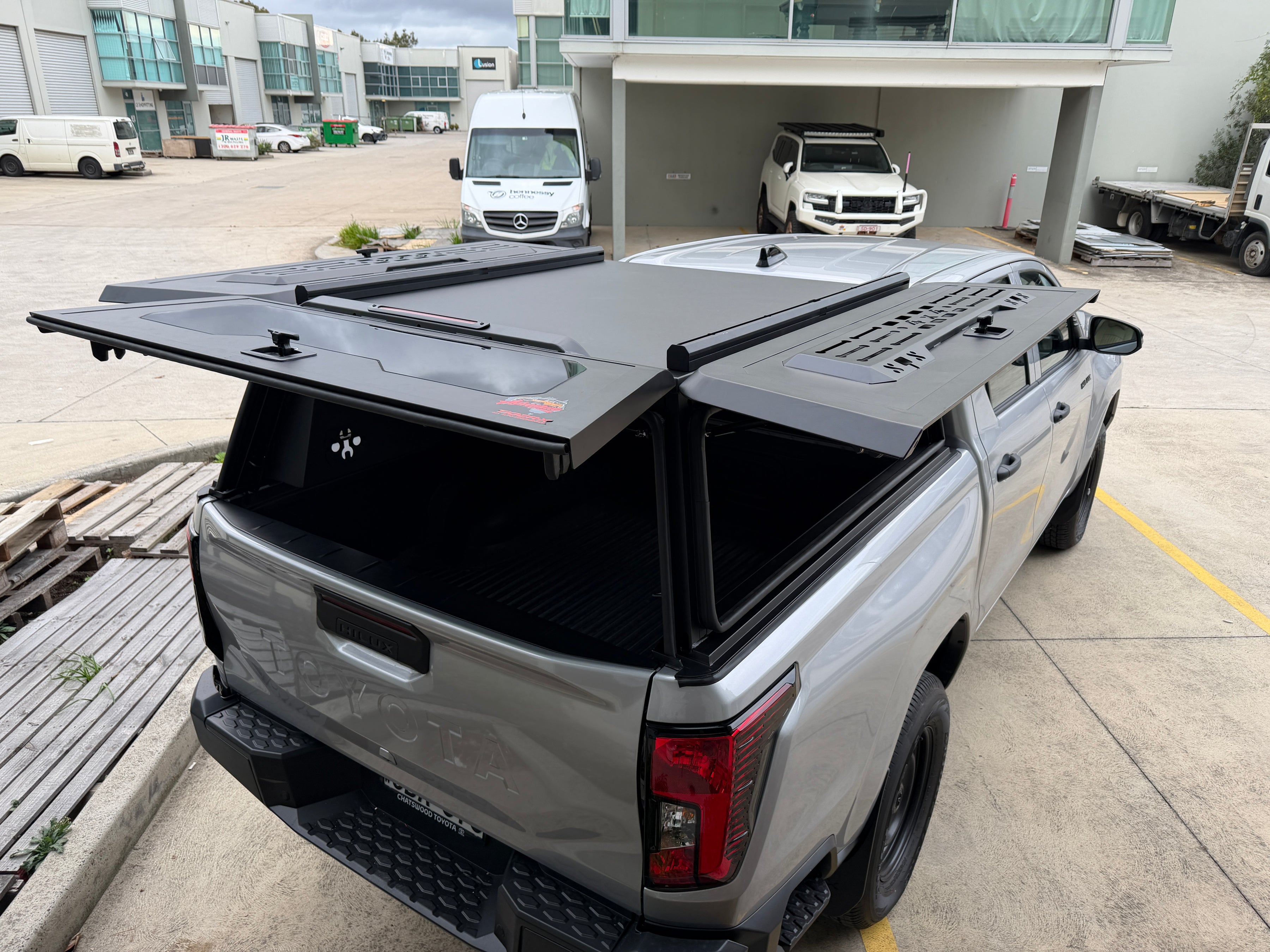 Toyota Hilux aluminium ute canopy with full-opening side door
