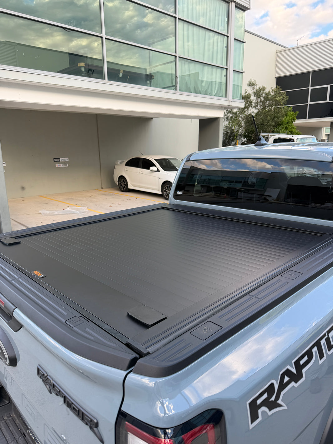 Embedded Manual Roller Shutter Tonneau Cover — To Suit Ford Ranger Raptor 2022–2026 | Aluminium Retractable Ute Tub Cover