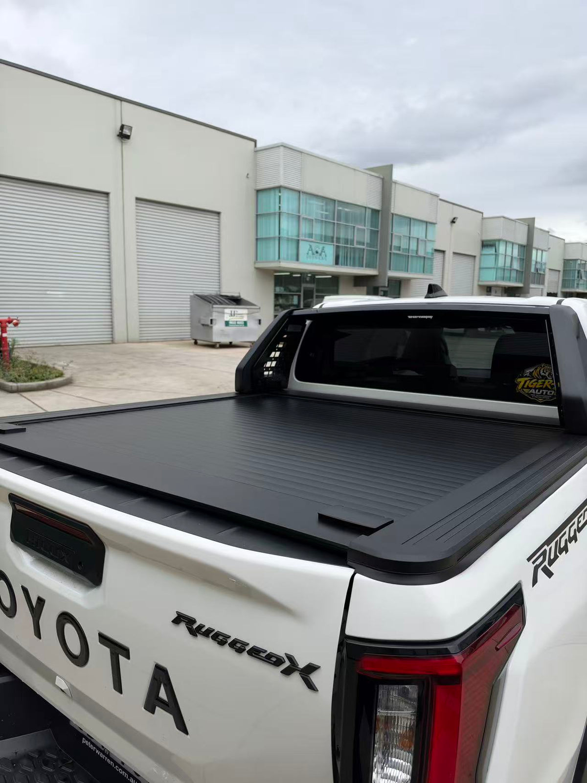 Dual lock aluminium roller shutter tonneau cover for the Toyota HiLux 2026+ — view 4