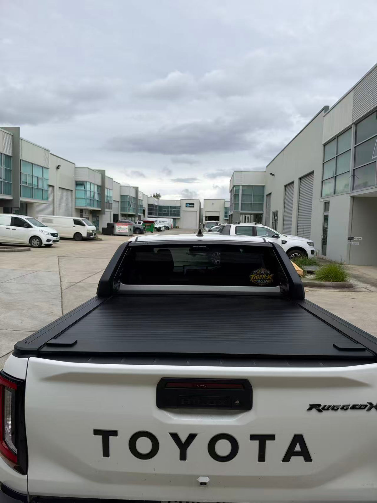 Dual lock aluminium roller shutter tonneau cover for the Toyota HiLux 2026+ — view 3