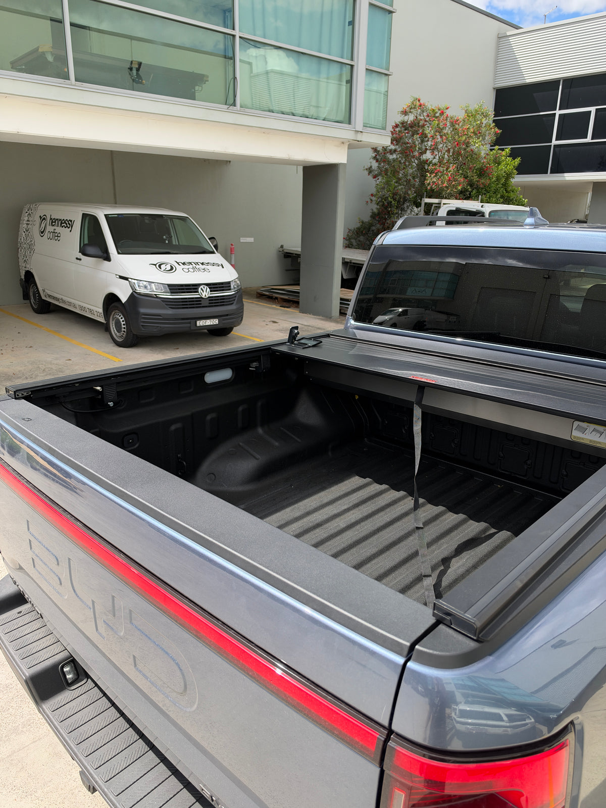 Dual lock aluminium roller shutter tonneau cover for the BYD Shark 6 — view 3