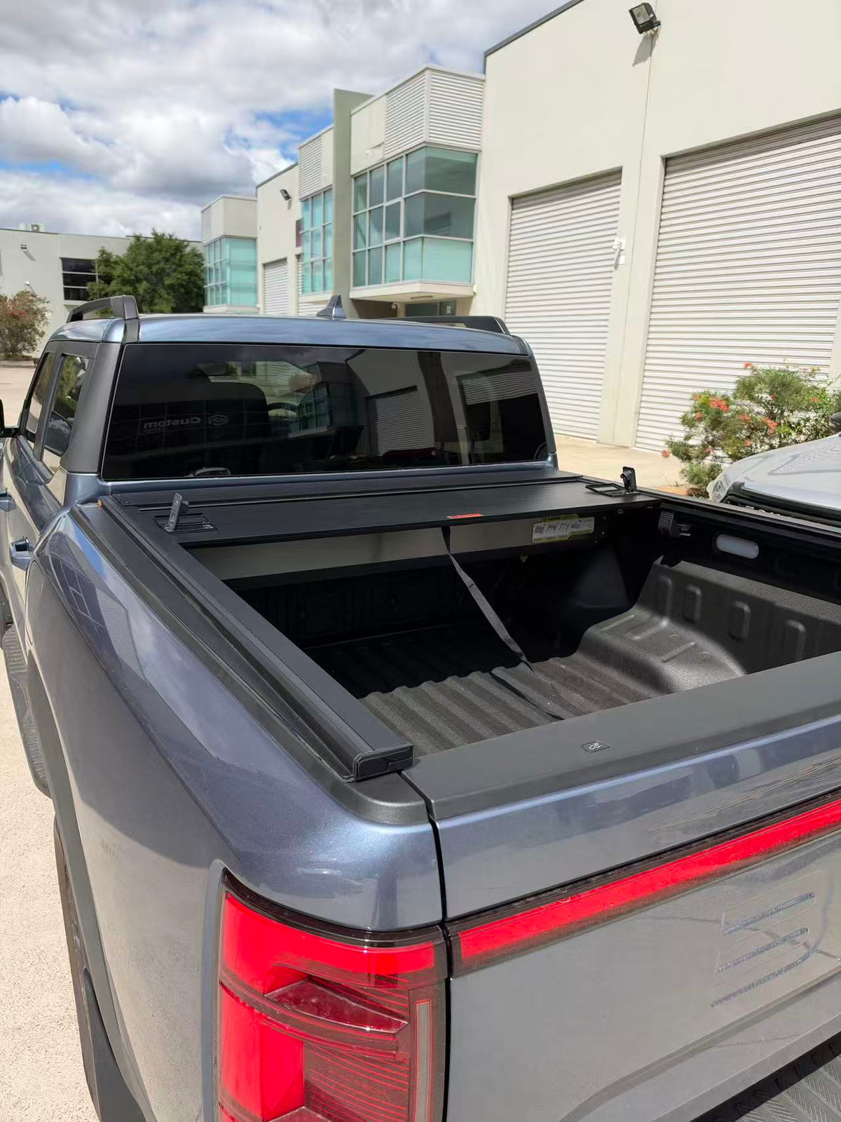Dual lock aluminium roller shutter tonneau cover for the BYD Shark 6 — view 2